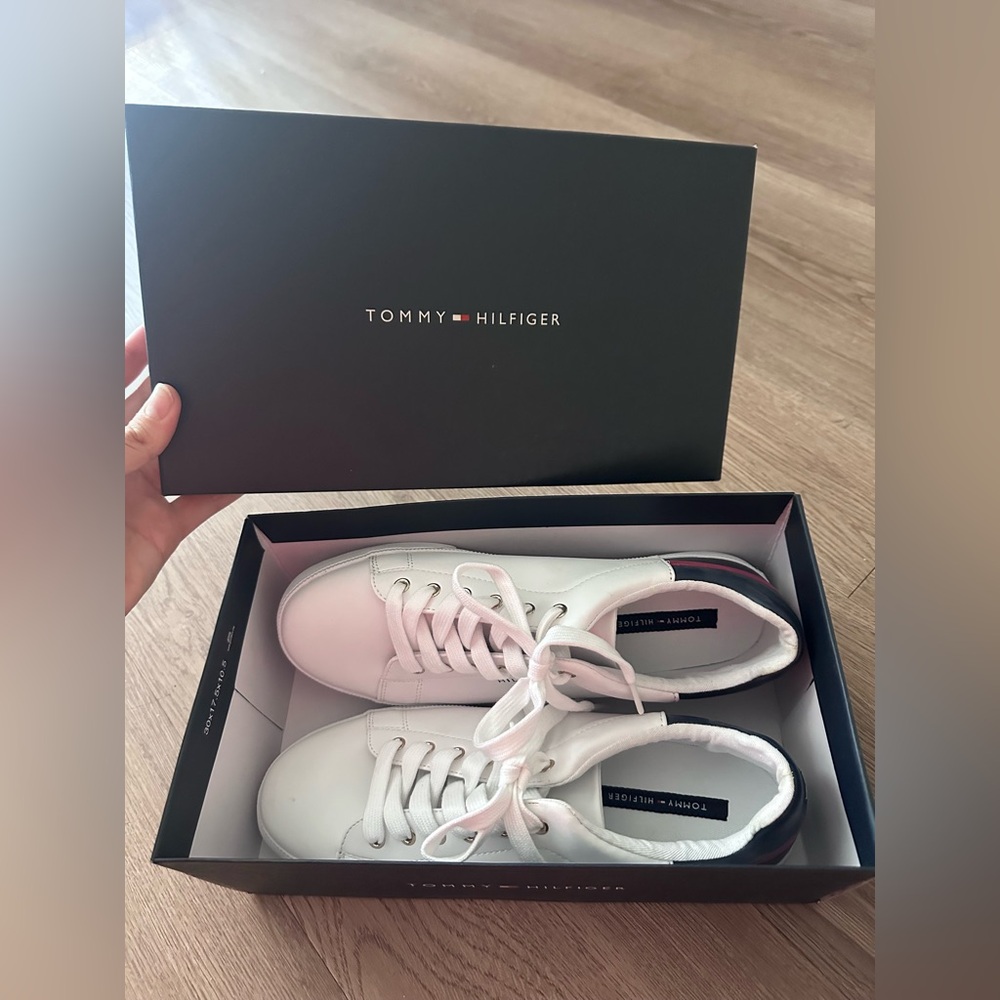Tommy Hilfiger Laddin Lace Up Sneakers - Picture 8 of 8